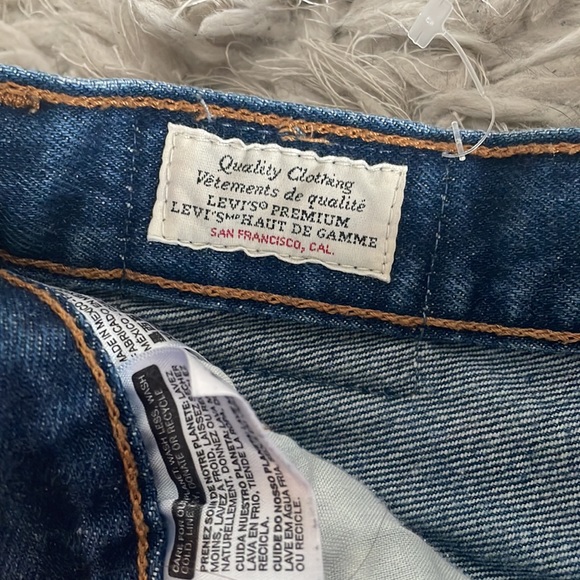 Get ready for summer with these cute short Levi shorts cute button up shorts! - Picture 4 of 6